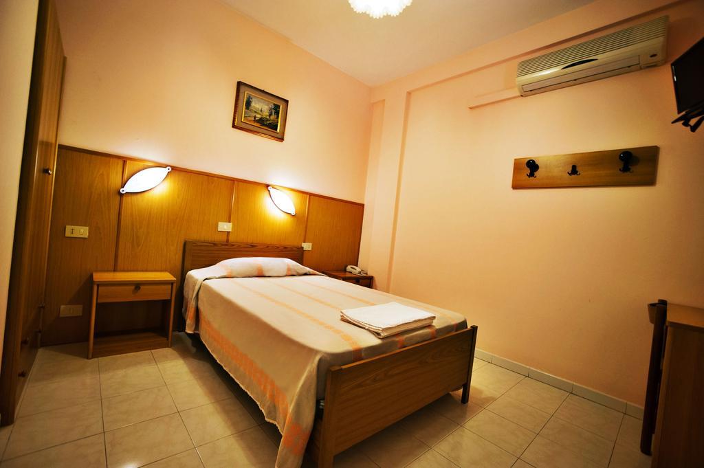 Albergo Magrini Della Genga Genga  Habitación foto