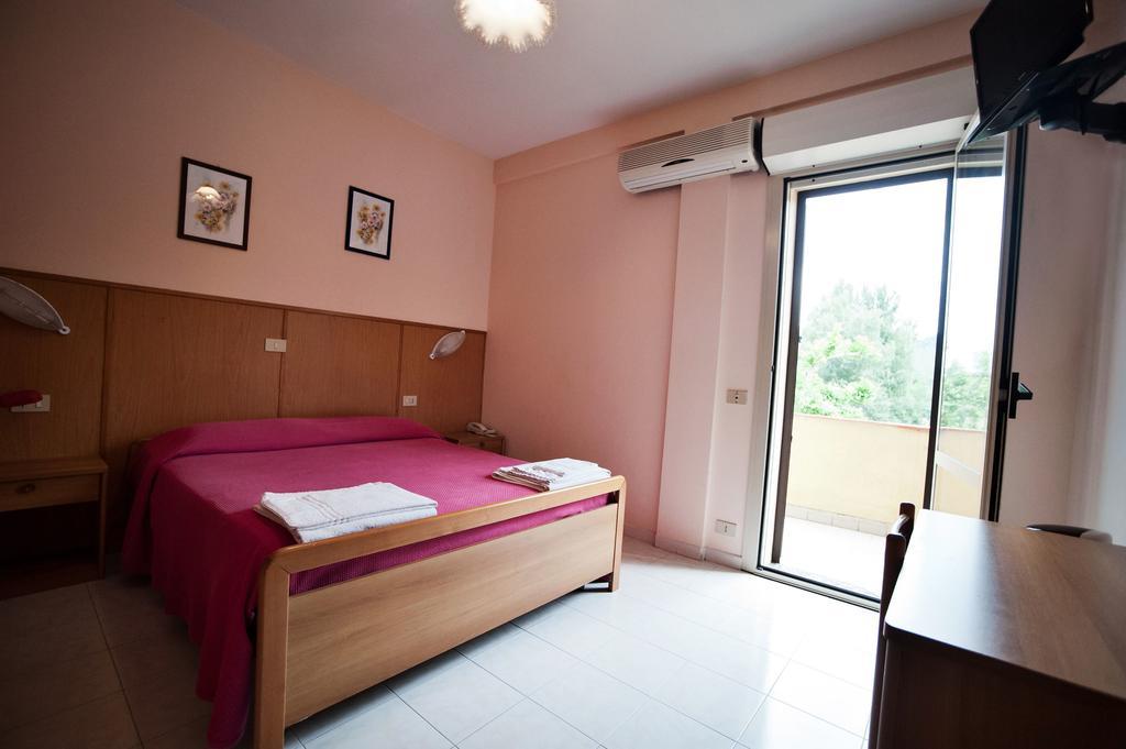 Albergo Magrini Della Genga Genga  Habitación foto