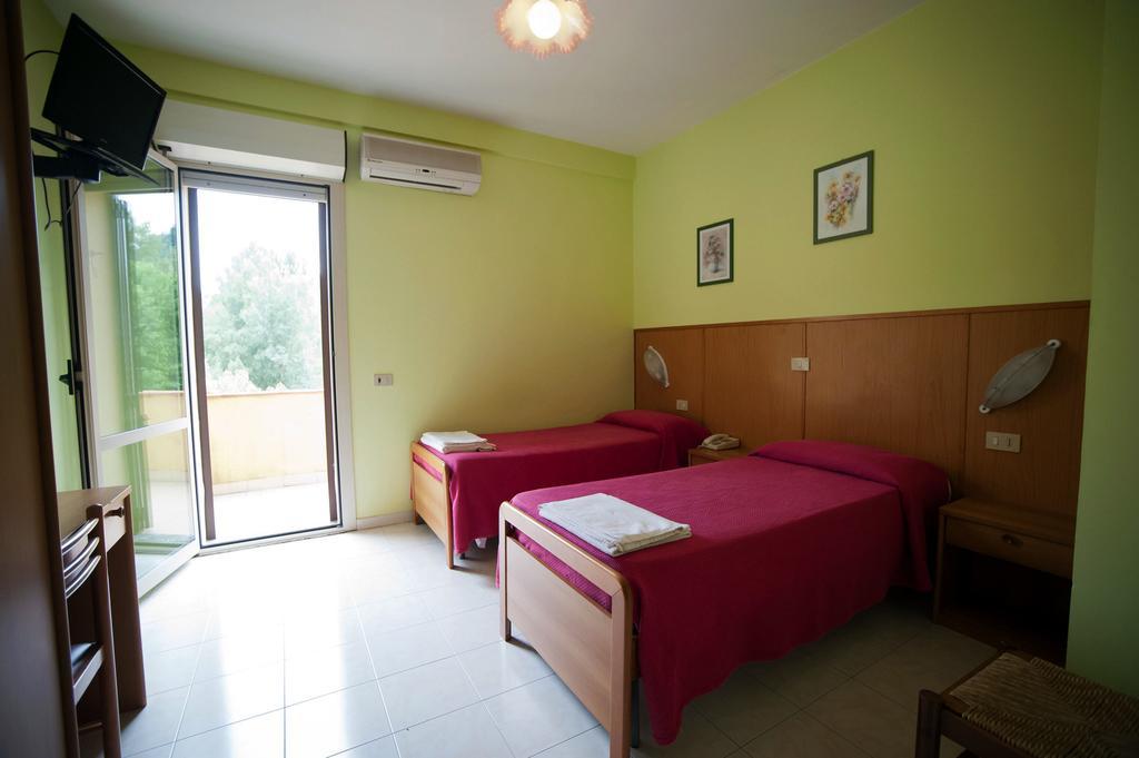 Albergo Magrini Della Genga Genga  Habitación foto